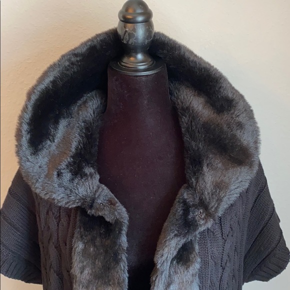 Sweater vest with faux fur collar and trim warm and cozy great for the holidays - Picture 3 of 5